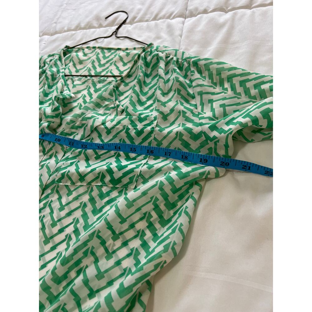 Green Chevron Geometric Print Blouse M Chico Split V-Neck Roll-Tab Sleeve Top - Picture 5 of 6